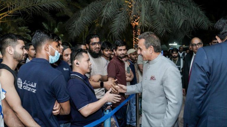 विदेश राज्य मंत्री कीर्ति वर्धन सिंह ने सऊदी अरब के रियाद में अल फनार कंपनी के लेबर कैंप में भारतीय कामगारों से मुलाकात की