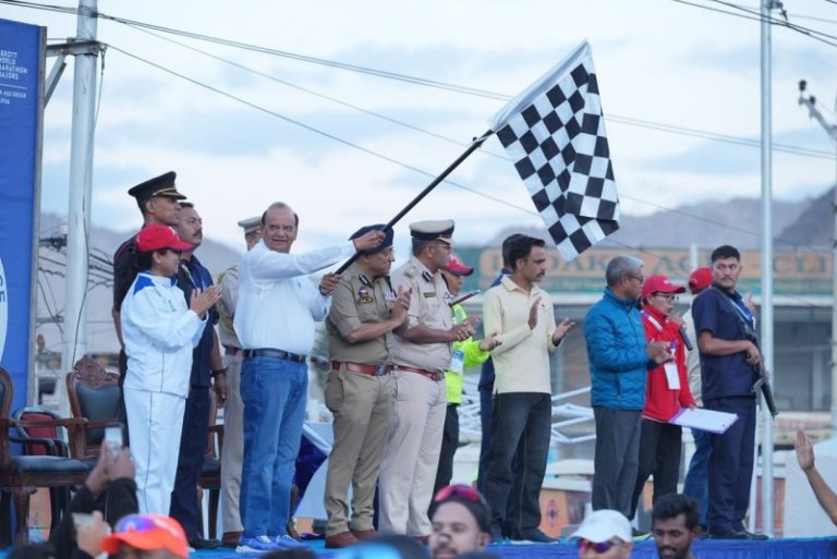 लद्दाख : उपराज्यपाल सक्सेना ने लेह में 13वीं लद्दाख मैराथन में “42 किमी फुल मैराथन” और “21 किमी हाफ मैराथन” को हरी झंडी दिखाई
