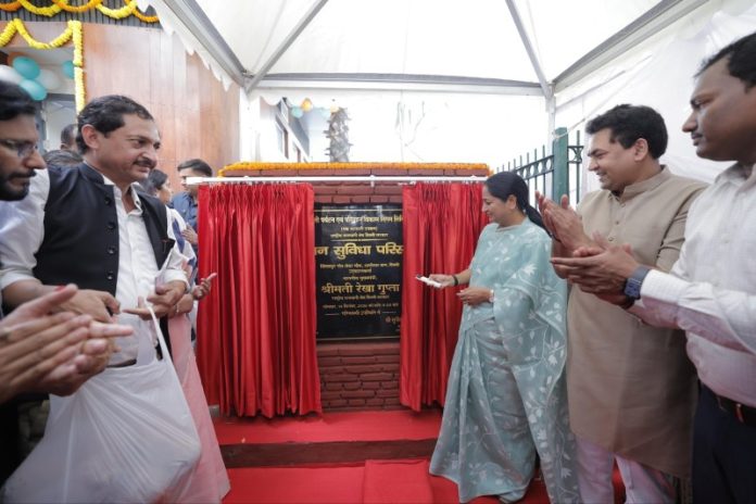 दिल्ली : सीएम रेखा गुप्ता ने शालीमार बाग के सिंगलपुर गाँव में लेबर चौक पर बने नए पब्लिक टॉयलेट ब्लॉक का उद्घाटन किया