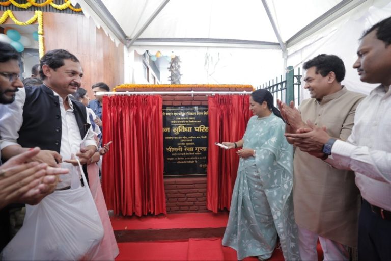 दिल्ली : सीएम रेखा गुप्ता ने शालीमार बाग के सिंगलपुर गाँव में लेबर चौक पर बने नए पब्लिक टॉयलेट ब्लॉक का उद्घाटन किया