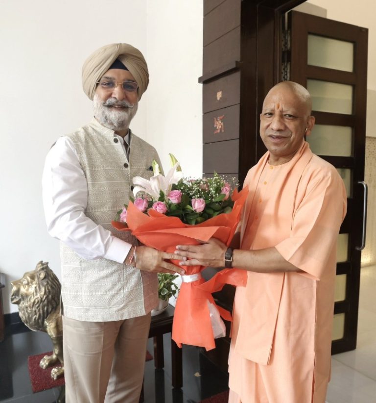 उप्र : दिल्ली के उपराज्यपाल तरनजीत सिंह संधू ने उत्तर प्रदेश के मुख्यमंत्री योगी आदित्यनाथ से मुलाकात की