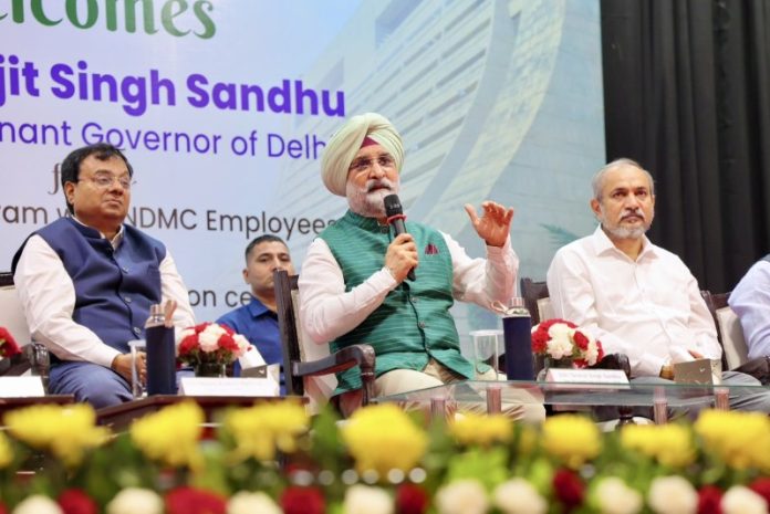 दिल्ली : उपराज्यपाल तरनजीत सिंह संधू ने कन्वेंशन सेंटर में एनडीएमसी परिवार के समर्पित सदस्यों से बातचीत की
