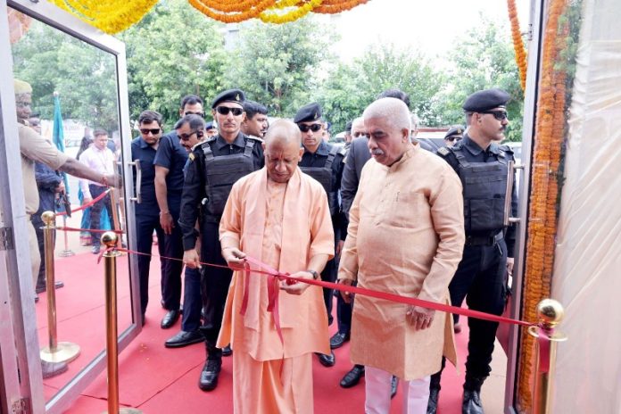 उप्र : सीएम योगी ने लखनऊ में आयोजित दो दिवसीय 'यूपी टेक्सटाइल कॉन्क्लेव-2026' का किया शुभारंभ