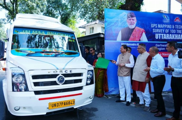 सीएम धामी ने उत्तराखंड के 100 प्रमुख ट्रेक एवं हाइक रूट्स की GPS/GIS मैपिंग-तकनीकी सर्वेक्षण के लिए जाने वाले अभियान दल को फ्लैग ऑफ किया