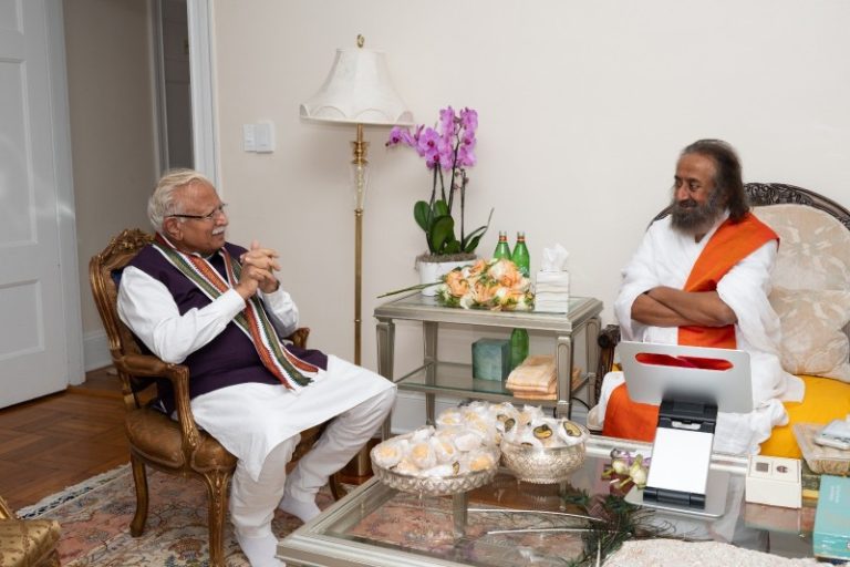 केंद्रीय मंत्री मनोहर लाल ने द आर्ट ऑफ लिविंग के संस्थापक एवं प्रख्यात आध्यात्मिक गुरू श्री श्री रविशंकर से मुलाकात की