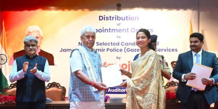 जम्मू-कश्मीर : उपराज्यपाल मनोज सिन्हा ने 29 युवा जेकेपीएस अधिकारियों को नियुक्ति पत्र सौंपे जम्मू-कश्मीर : उपराज्यपाल मनोज सिन्हा ने 29 युवा जेकेपीएस अधिकारियों को नियुक्ति पत्र सौंपे