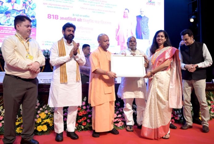 लखनऊ : सीएम योगी ने यूपीपीएससी एवं यूपीएसएसएससी द्वारा विभिन्न विभागों में चयनित 818 अभ्यर्थियों को नियुक्ति-पत्र वितरित किए