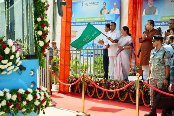 दिल्ली : सीएम रेखा गुप्ता ने 50 नई जीरो-एमिशन इलेक्ट्रिक बसों को हरी झंडी दिखाकर किया रवाना