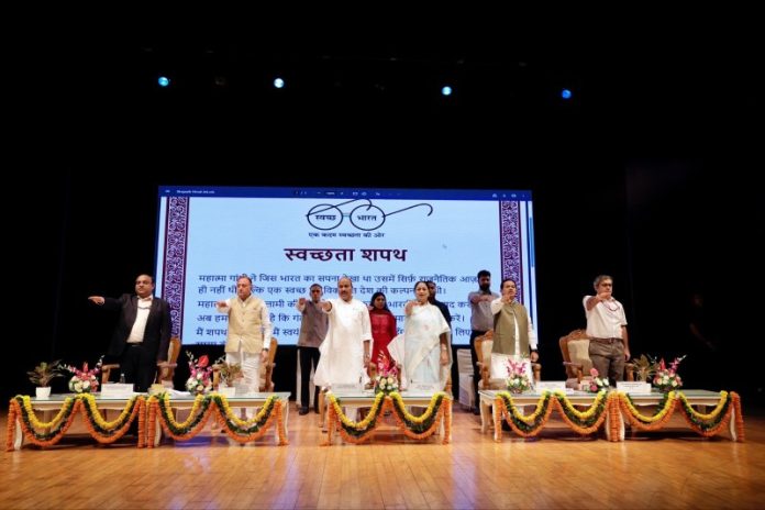 दिल्ली : सीएम रेखा गुप्ता ने केदारनाथ साहनी ऑडिटोरियम में आयोजित 'सफाई मित्र सुरक्षा एवं सम्मान शिविर' में हिस्सा लिया