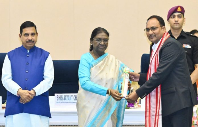 राष्ट्रपति मुर्मू ने शिक्षक दिवस पर शिक्षकों को राष्ट्रीय पुरस्कार प्रदान किए
