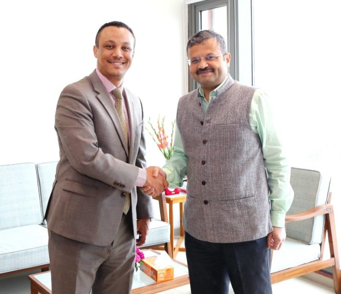 नई दिल्ली : रक्षा मंत्रालय में संयुक्त सचिव अमिताभ प्रसाद से इथियोपियाई दूतावास के चार्ज डी'अफेयर्स राजदूत नेबियू तेदला ने मुलाकात की