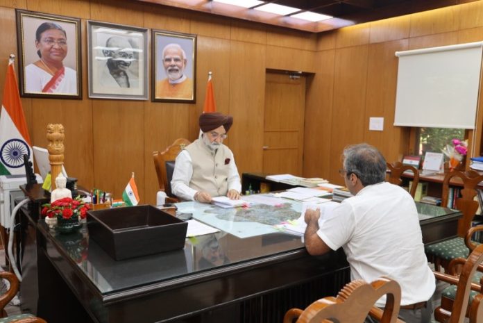 दिल्ली : उपराज्यपाल तरनजीत सिंह संधू ने लोक निवास में एमसीडी कमिश्नर संजीव खिरवार से मुलाकात की