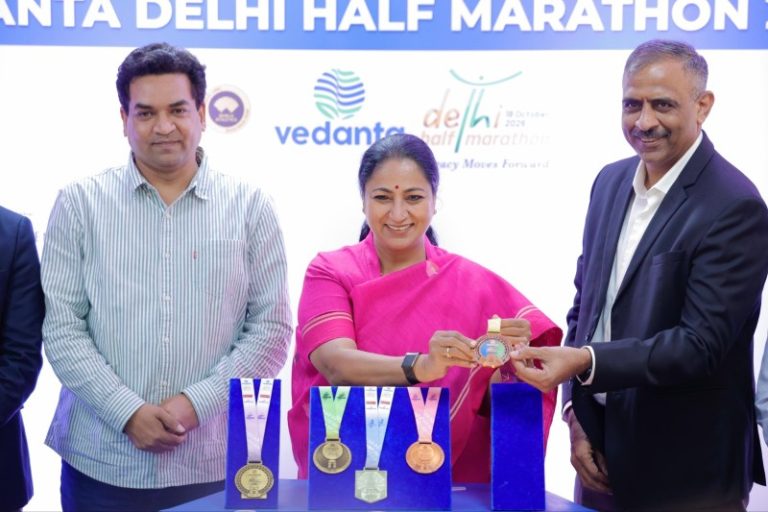 सीएम रेखा गुप्ता ने 18 अक्टूबर को दिल्ली में होने वाली वेदांता हाफ मैराथन के लिए मेडल का अनावरण किया