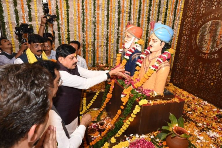 जबलपुर : सीएम यादव जनजातीय महानायक अमर शहीद राजा शंकर शाह एवं कुंवर रघुनाथ शाह के बलिदान दिवस पर आयोजित कार्यक्रम में हुए शामिल