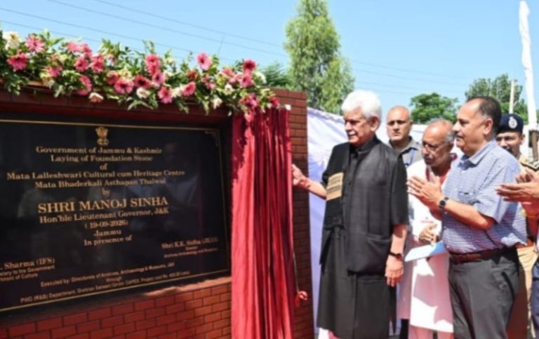 जम्मू-कश्मीर : उपराज्यपाल मनोज सिन्हा ने जम्मू के थलवाल में माता भद्रकाली अस्थापन में माता लल्लेश्वरी सांस्कृतिक-सह-विरासत केंद्र की आधारशिला रखी