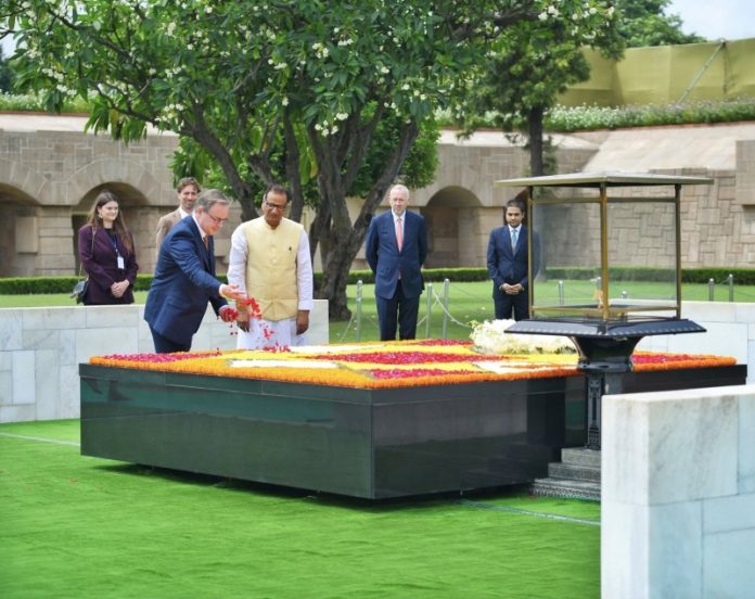 नई दिल्ली : बेल्जियम के प्रधानमंत्री बार्ट डी वेवर ने राजघाट पर महात्मा गांधी को पुष्पांजलि अर्पित की नई दिल्ली : बेल्जियम के प्रधानमंत्री बार्ट डी वेवर ने राजघाट पर महात्मा गांधी को पुष्पांजलि अर्पित की
