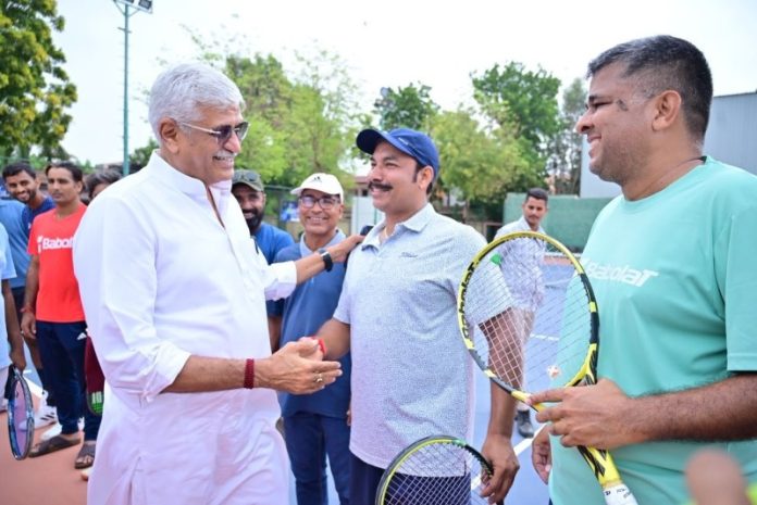 जोधपुर : केंद्रीय मंत्री गजेंद्र सिंह शेखावत ने सरदार क्लब में आयोजित विश्व टेनिस मास्टर्स टूर (MT100) में हुए शामिल जोधपुर : केंद्रीय मंत्री गजेंद्र सिंह शेखावत ने सरदार क्लब में आयोजित विश्व टेनिस मास्टर्स टूर (MT100) में हुए शामिल