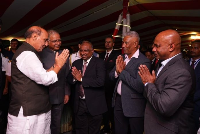 रक्षा मंत्री राजनाथ सिंह ने कोलंबो में श्रीलंका के दिग्गज क्रिकेट खिलाड़ियों अरविंद डी सिल्वा, सनथ जयसूर्या और चमिंडा वास से मुलाकात की