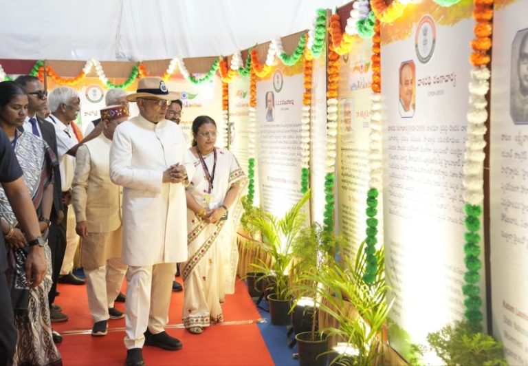उपराष्ट्रपति ने सिकंदराबाद के परेड ग्राउंड में सूचना और प्रसारण मंत्रालय के सेंट्रल ब्यूरो ऑफ कम्युनिकेशन द्वारा लगाई गई प्रदर्शनी का दौरा किया