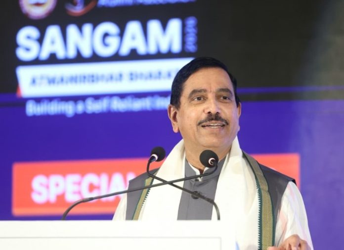 केंद्रीय शिक्षा मंत्री प्रल्हाद जोशी ने आईआईटी मद्रास एलुमनाई एसोसिएशन के 'संगम 2026' के 7वें संस्करण को संबोधित किया केंद्रीय शिक्षा मंत्री प्रल्हाद जोशी ने आईआईटी मद्रास एलुमनाई एसोसिएशन के 'संगम 2026' के 7वें संस्करण को संबोधित किया