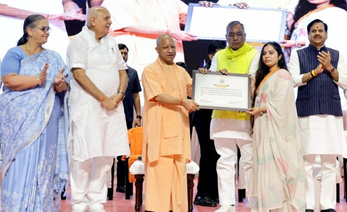 लखनऊ : सीएम योगी यूपीएसएसएससी द्वारा चयनित 1,375 ग्राम पंचायत अधिकारियों के नियुक्ति-पत्र वितरण कार्यक्रम में हुए शामिल