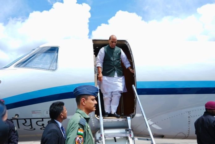 रक्षा मंत्री राजनाथ सिंह श्रीलंका की तीन दिवसीय आधिकारिक यात्रा पर कोलंबो पहुंचे