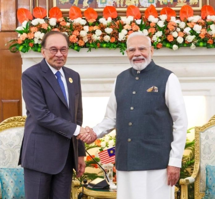 नई दिल्ली : प्रधानमंत्री नरेंद्र मोदी ने 18वें ब्रिक्स शिखर सम्मेलन से इतर मलेशिया के प्रधानमंत्री अनवर इब्राहिम के साथ द्विपक्षीय बैठक की
