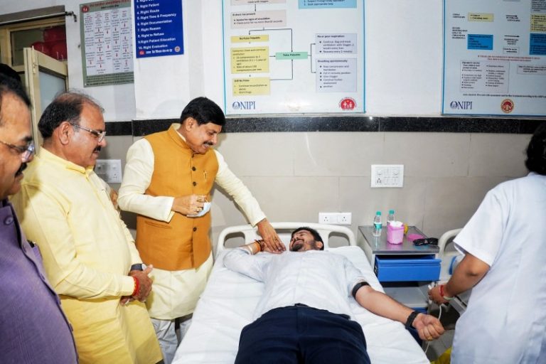 भोपाल : सीएम यादव ने ‘सेवा-संकल्प अभियान’ के अंतर्गत शासकीय जयप्रकाश चिकित्सालय में आयोजित रक्तदान शिविर का शुभारंभ किया