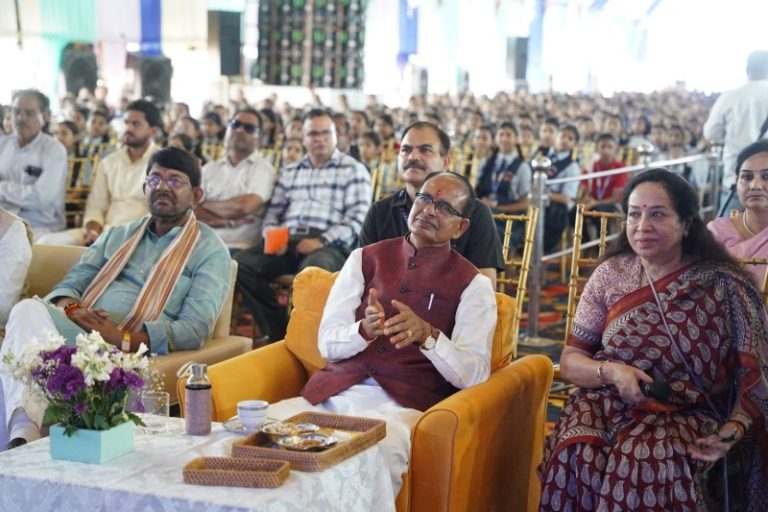 विदिशा : केंद्रीय मंत्री शिवराज सिंह चौहान ने वात्सल्य सीनियर सेकेंडरी स्कूल में आयोजित वार्षिक सांस्कृतिक उत्सव में भाग लिया