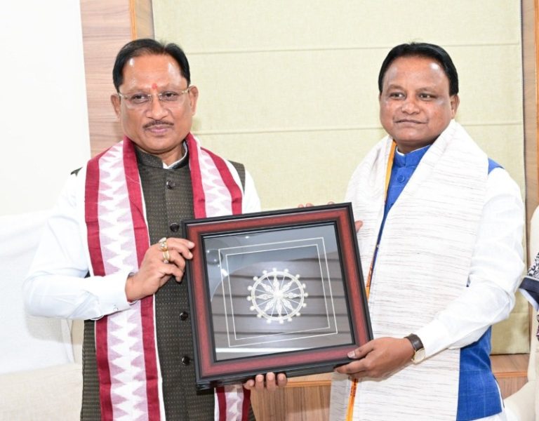 ओडिशा के मुख्यमंत्री मोहन चरण माझी से छत्तीसगढ़ के मुख्यमंत्री विष्णुदेव साय ने भुवनेश्वर में मुलाकात की
