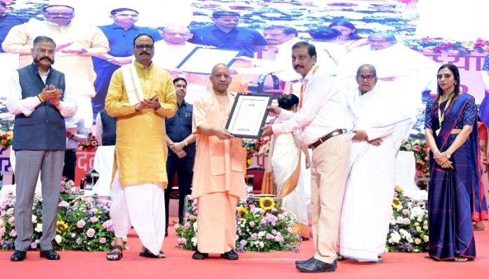 लखनऊ : सीएम योगी ने यूपीईएसएससी द्वारा अशासकीय सहायता प्राप्त माध्यमिक विद्यालयों के लिए चयनित 3,567 अभ्यर्थियों को नियुक्ति-पत्र वितरित किए