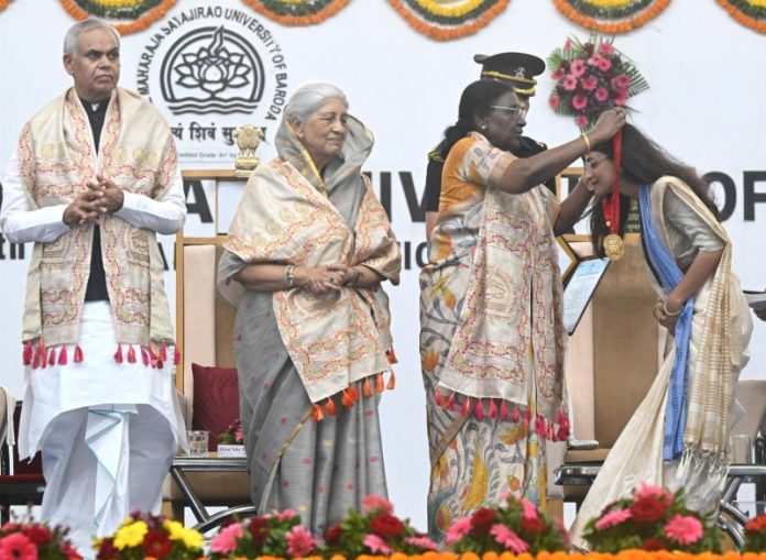 राष्ट्रपति मुर्मू ने गुजरात के वडोदरा में महाराजा सयाजीराव यूनिवर्सिटी ऑफ बड़ौदा के 75वें वार्षिक दीक्षांत समारोह में हिस्सा लिया