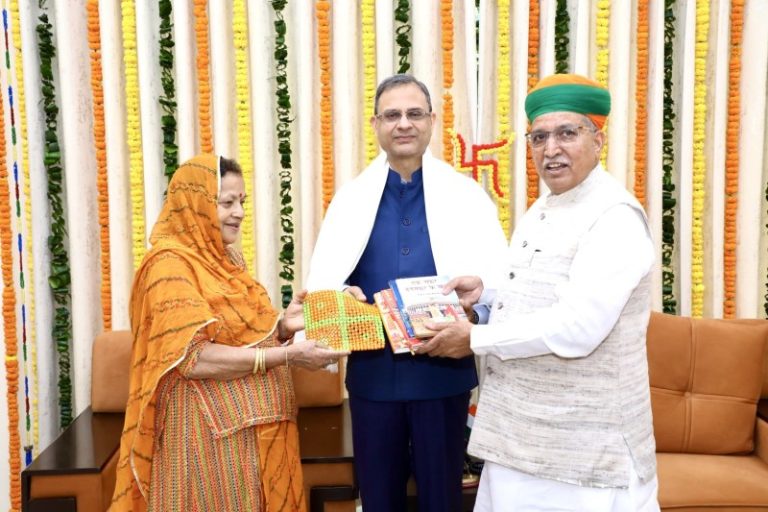दिल्ली : केंद्रीय मंत्री अर्जुन राम मेघवाल से आरबीआई गवर्नर संजय मल्होत्रा ने मुलाकात की