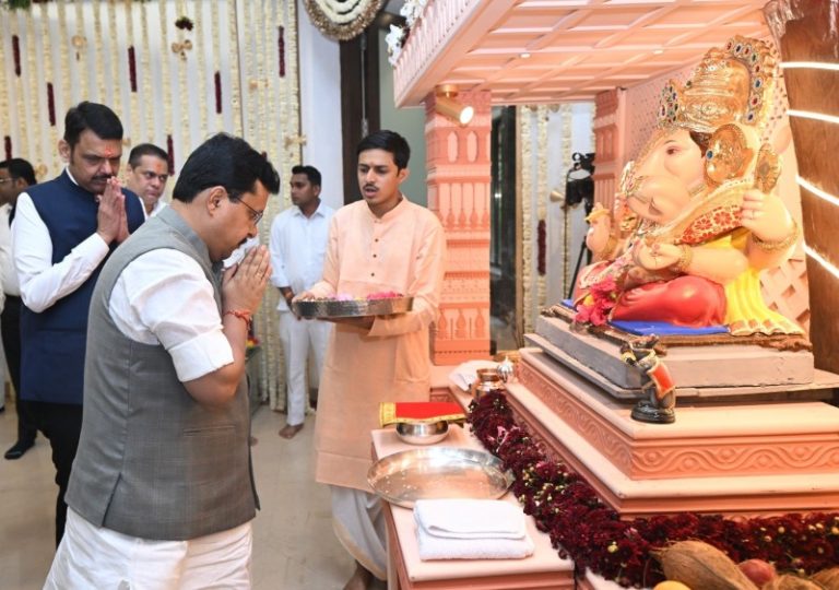 महाराष्ट्र : भाजपा राष्ट्रीय अध्यक्ष नितिन नबीन ने मुख्यमंत्री देवेंद्र फडणवीस के आवास पर विराजमान भगवान श्री गणेश जी के दर्शन किए