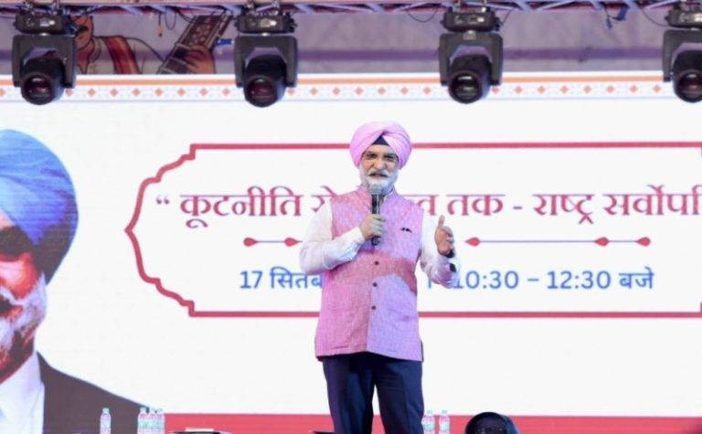 दिल्ली के उपराज्यपाल संधू ने लखनऊ यूनिवर्सिटी में एनबीटी इंडिया और यूपी सरकार द्वारा आयोजित 5वें गोमती बुक फेस्टिवल में छात्रों को संबोधित किया