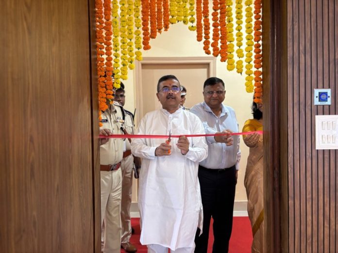 पश्चिम बंगाल : सीएम सुवेंदु अधिकारी ने साल्ट लेक स्थित सुरक्षा भवन में ट्रैफिक कंट्रोल रूम का उद्घाटन किया पश्चिम बंगाल : सीएम सुवेंदु अधिकारी ने साल्ट लेक स्थित सुरक्षा भवन में ट्रैफिक कंट्रोल रूम का उद्घाटन किया