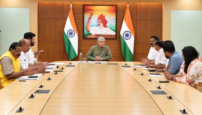 केंद्रीय मंत्री अश्विनी वैष्णव ने केरलम के सांसदों से मुलाकात की केंद्रीय मंत्री अश्विनी वैष्णव ने केरलम के सांसदों से मुलाकात की