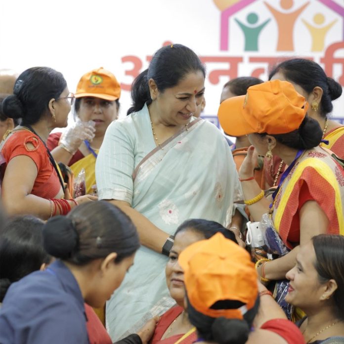 सीएम रेखा गुप्ता ने दिल्ली की आंगनवाड़ी कार्यकर्ताओं और सहायिकाओं को शहर भर के परिवारों के लिए उनकी समर्पित सेवा के लिए सम्मानित किया सीएम रेखा गुप्ता ने दिल्ली की आंगनवाड़ी कार्यकर्ताओं और सहायिकाओं को शहर भर के परिवारों के लिए उनकी समर्पित सेवा के लिए सम्मानित किया