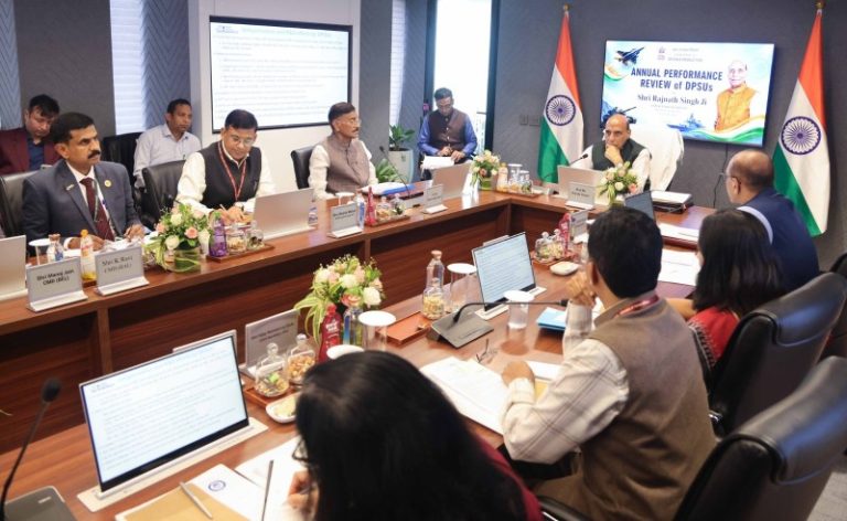 रक्षा मंत्री राजनाथ सिंह ने नई दिल्ली में डीपीएसयू भवन में 16 DPSUs के कामकाज और प्रगति की समीक्षा की