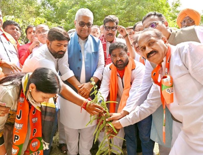 अलवर : केंद्रीय मंत्री भूपेंद्र यादव ने वडनगर-वाराणसी सेवा संकल्प यात्रा के यात्रियों के साथ ‘एक पेड़ माँ के नाम’ अभियान के अंतर्गत पौधरोपण किया