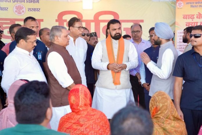 बिहार : सीएम सम्राट चौधरी ने चंपारण में चल रहे बाढ़ राहत शिविर में उपलब्ध व्यवस्थाओं का जायजा लिया