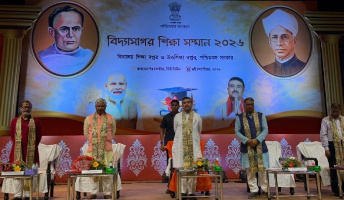 पश्चिम बंगाल : सीएम सुवेंदु अधिकारी ने न्यू टाउन के कन्वेंशन सेंटर में आयोजित ‘विद्यासागर शिक्षा सम्मान-2026’ कार्यक्रम में भाग लिया