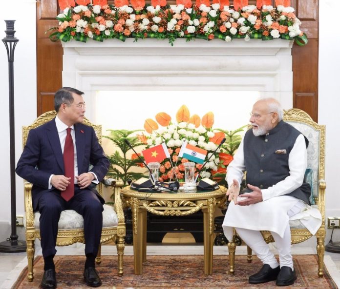 नई दिल्ली : पीएम मोदी ने ब्रिक्स समिट के दौरान वियतनाम के पीएम ले मिन्ह हंग से मुलाकात की