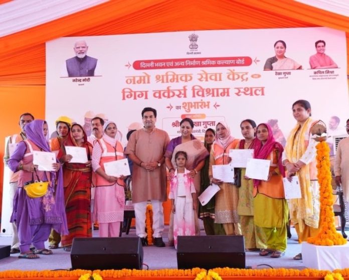 दिल्ली : सीएम रेखा गुप्ता ने शालीमार बाग में ‘नमो श्रमिक सेवा केंद्र’ एवं गिग वर्कर्स विश्राम स्थल का उद्घाटन किया