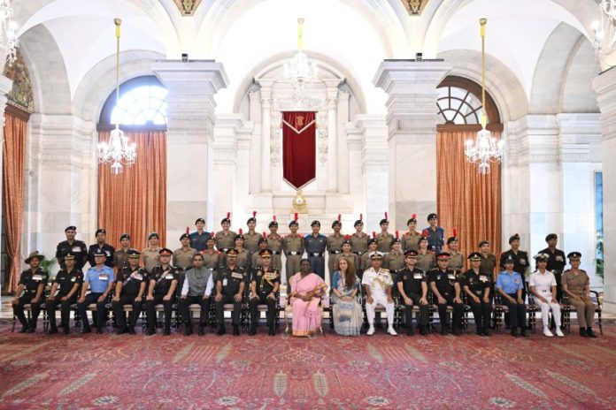 राष्ट्रपति मुर्मू से राष्ट्रपति भवन में 'ऑल इंडिया हाई एल्टीट्यूड गर्ल्स ट्रेक - अपराजिता: पारंग ला 2026' की सदस्यों ने मुलाकात की