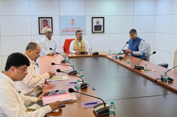 पश्चिम बंगाल : सीएम सुवेंदु अधिकारी ने जल संपदा भवन स्थित कंट्रोल रूम का दौरा किया, जल-जमाव की स्थिति व मौसम के हालात का लिया जायजा