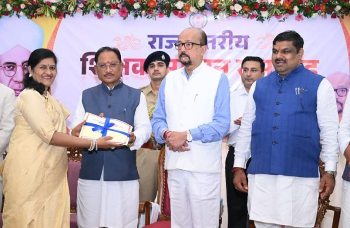 छत्तीसगढ़ : सीएम साय और राज्यपाल रमेन डेका ने राज्य स्तरीय शिक्षक सम्मान समारोह में प्रदेश के उत्कृष्ट शिक्षकों को सम्मानित किया