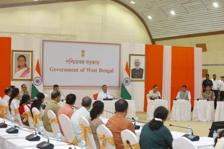 पश्चिम बंगाल : सीएम सुवेंदु अधिकारी ने नबन्ना में नेपाल में अचानक आई बाढ़ में लापता हुए लोगों के परिवारों से की मुलाकात