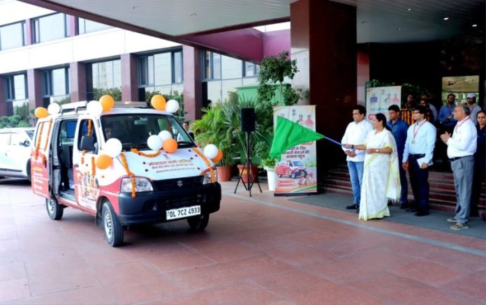 सीएम रेखा गुप्ता ने 'सेवा संकल्प अभियान' के तहत दिल्ली सचिवालय से 4 मोबाइल 'नमो श्रमिक सेवा वैन' को हरी झंडी दिखाकर रवाना किया