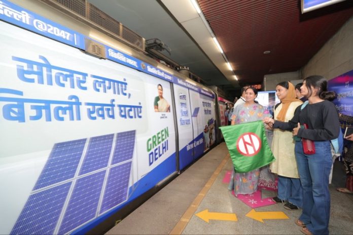 दिल्ली : सीएम रेखा गुप्ता ने आईटीओ मेट्रो स्टेशन से विशेष रूप से तैयार की गई Wrapped Metro Train को झंडी दिखाकर रवाना किया